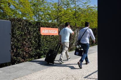 Agentes de la Guardia Civil acceden este martes a la sede de Abengoa en Sevilla.