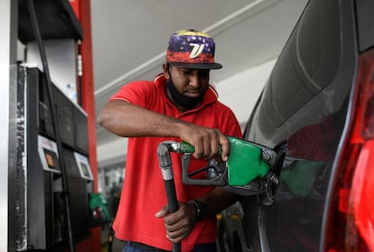 Un hombre recarga gasolina a su automóvil, en Caracas, este 16 de marzo.