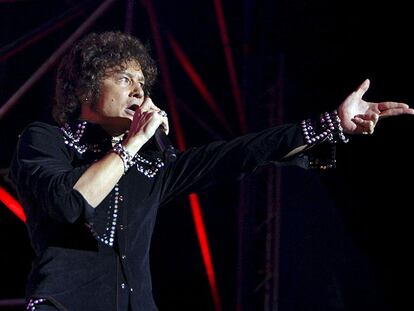 Enrique Bunbury durante el concierto en Zaragoza con el que inauguró la gira <i>Hellville de tour</i> el pasado sábado.