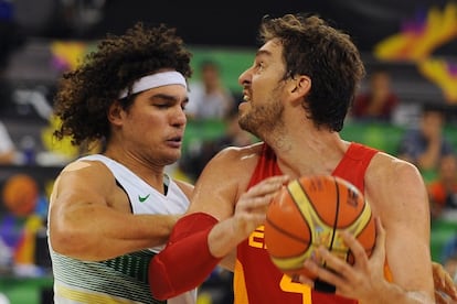 Pau Gasol escapa do brasileiro Varejao.