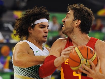 Pau Gasol escapa do brasileiro Varejao.