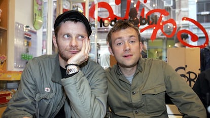Jamie Hewlett y Damon Albarn, las caras y mentes tras el grupo Gorillaz, posan en el año 2005.
