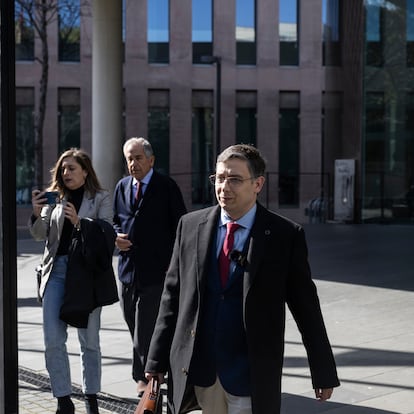 DVD 1256 04/03/2025 - Barcelona -  Primer juicio en España sobre eutanasia. En la imagen El letrado de Abogados Cristianos, José María Fernández Abril, este martes frente a los juzgados de Barcelona.    Foto: Massimiliano Minocri