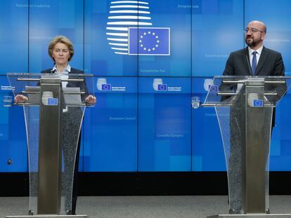 La presidenta de la Comisión Europea, Ursula Von Der Leyen y el presidente del Consejo Europeo, Charles Michel, en Bruselas, el pasado 10 de marzo.