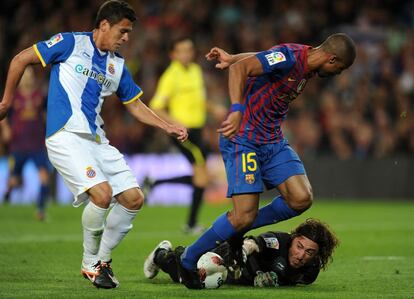 Cristian Álvarez le roba la pelota a Keita.