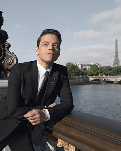 Rami Malek posa con alfiler Juste un Clou, reloj Tank Française y anillo Love, todo de Cartier.