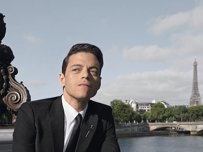 Rami Malek posa con alfiler Juste un Clou, reloj Tank Française y anillo Love, todo de Cartier.