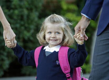Leonor, de la mano de sus padres, llega al colegio Nuestra Señora de los Rosales.