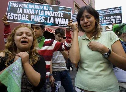 Lemas como "Aborto legal para no morir" y "La derecha sólo quiere mujeres en prisión" eran algunas de las frases que se leían en las pancartas de grupos contra la legalización.