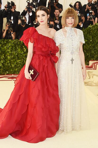 Anna Wintour (con vestido de Chanel) y su hija, Bee Shaffer, de Valentino.