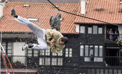 La localidad vizcaína de Lekeitio ha celebrado la tradicional fiesta del Día de los Gansos, en la que cada año las cuadrillas miden en el puerto su habilidad para abrazarse al cuerpo de un ganso suspendido de una cuerda sobre el mar para aguantar el mayor número de alzadas y caídas al agua con el animal entre las manos.