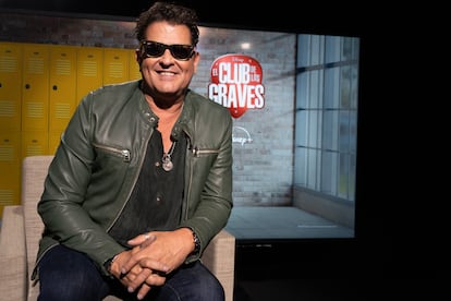 El cantante Carlos Vives regresa a las pantallas en la serie 'El Club de los graves' de Disney Plus, en la que interpreta al profesor de música Amaranto Molina.