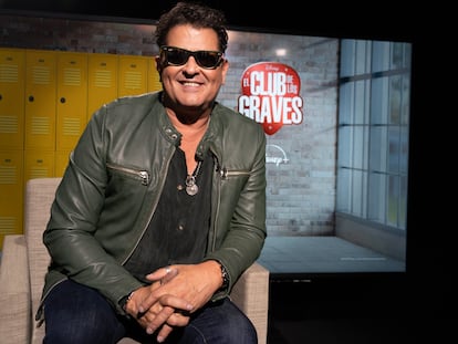 El cantante Carlos Vives regresa a las pantallas en la serie 'El Club de los graves' de Disney Plus, en la que interpreta al profesor de música Amaranto Molina.