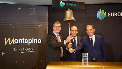 Montepino, socimi especializada en el sector inmologístico y promovida por Valfondo Investment Management y Bankinter Investment, debutó este martes en Euronext Access París. El toque de campana corrió a cargo de Fernando Moreno (izquierda), presidente del consejo de administración de Montepino y director general de banca de empresas de Bankinter; de Juan Vera (centro), presidente no ejecutivo de Valfondo Investment Management, y de Juan José Vera, director general de Valfondo.