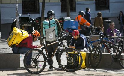 Trabajadores de Deliveroo y Glovo en la plaza de Alonso Martínez en Madrid.