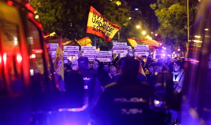 Manifestantes mostraban pancartas frente a un cordón policial en la calle de Ferraz de Madrid.