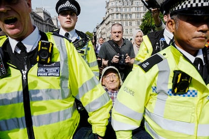 Policías británicos se llevan a uno de los manifestantes en la protesta Lift The Ban, el 6 de septiembre en Londres.