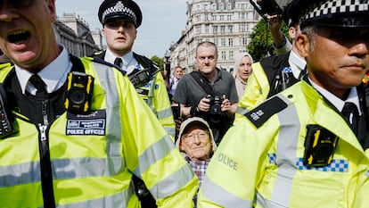 Policías británicos se llevan a uno de los manifestantes en la protesta Lift The Ban, el 6 de septiembre en Londres.