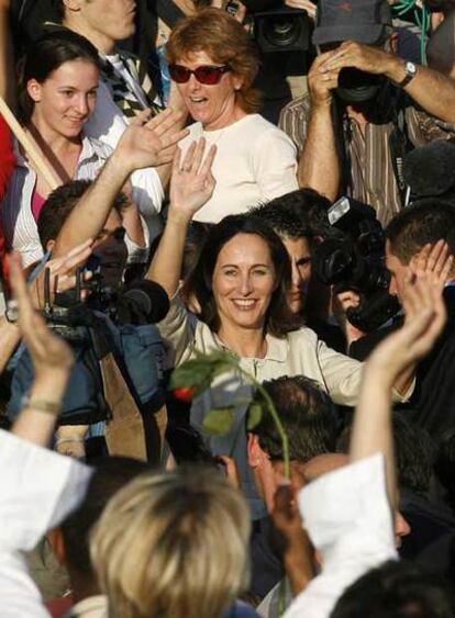 La candidata socialista, Ségolène Royal, tras un mitín el viernes en Poitiers.