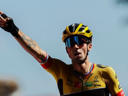Primoz Roglic, entra vencedor de la cuarta etapa y se coloca líder de La Vuelta este martes, disputada entre las localidades de Vitoria y Laguardia.