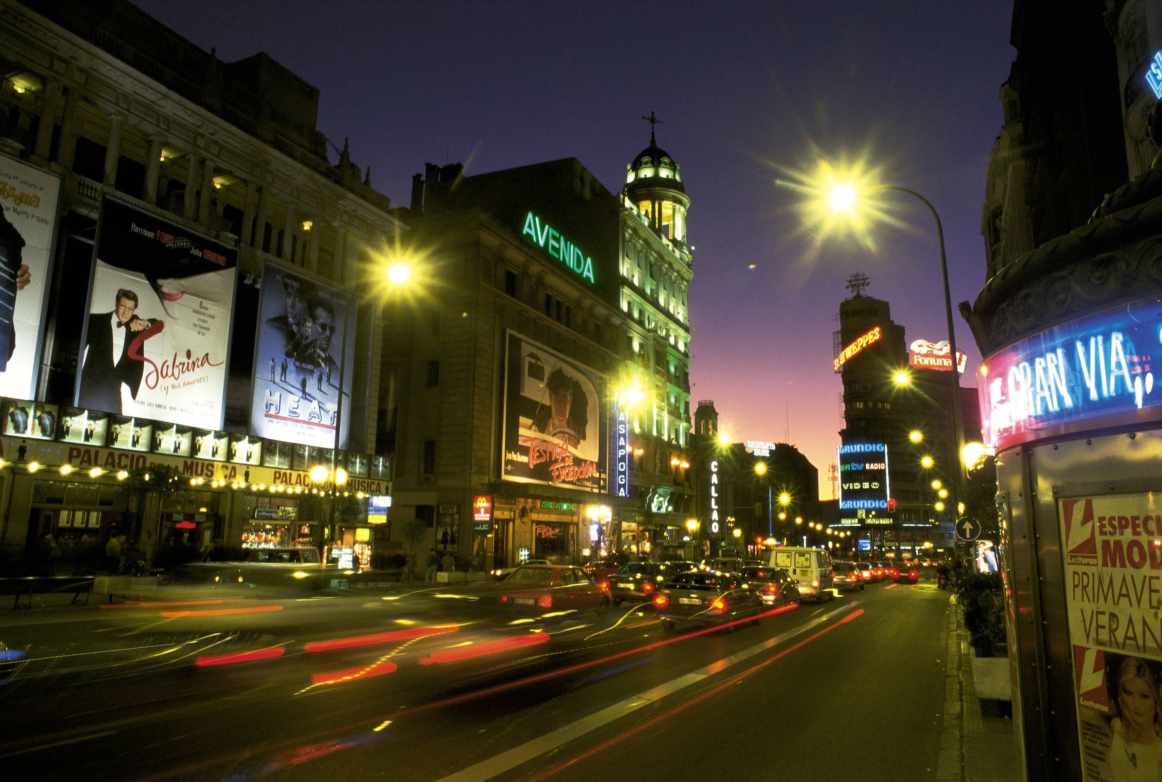 La Gran Vía en el año 1995, cuando todavía estaba llena de cines.