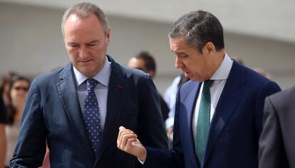 El presidente valenciano Alberto Fabra con el exministro Eduardo Zaplana tras el encuentro en la Fundación Constitucional.