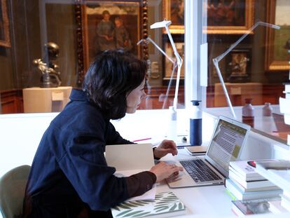 La autora belga Saskia De Coster trabaja, para terminar de escribir un libro, en los Reales Museos de Bellas Artes de Bélgica.