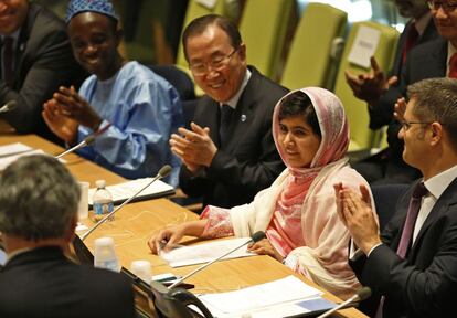 Nueva York, EEUU, 12 de julio de 2013. Malala, en la ONU: “Un libro y una pluma pueden cambiar el mundo”. La adolescente paquistaní tiroteada por los talibanes por defender el derecho de las niñas a estudiar pidió desde la tribuna de la sede de Naciones Unidas un aumento de los esfuerzos para lograr "educación para todos los niños". "Pensaron que con sus balas me callarían para siempre pero fracasaron", dijo sobre el atentado talibán. La joven recibió en octubre el premio Sájarov del Parlamento Europeo.