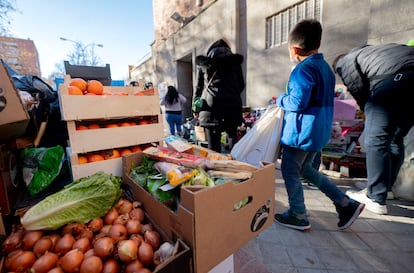 Un niño, durante un reparto de comida para familias vulnerables en Madrid, en 2021.