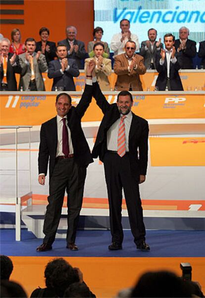 Francisco Camps y Mariano Rajoy, ayer, en el congreso del PP celebrado en Castellón.