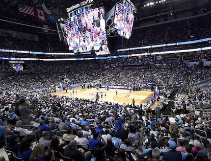 Aspecto del Spectrum Center durante un partido de baloncesto de los Charlotte Hornets.