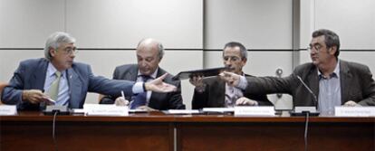 De izquierda a derecha, Elías Aparicio (Cepyme), José María Lacasa (CEOE), Ramón Górriz (CC OO) y Toni Ferrer (UGT) ayer en la firma del acuerdo.