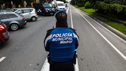 Un agente de la Policía Local de Madrid, en un control de tráfico en 2020.