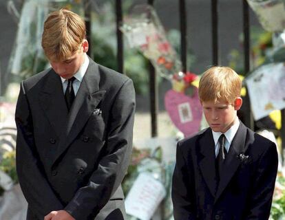 El príncipe Guillermo (i) y el príncipe Enrique, los hijos de Diana, Princesa de Gales, durante el traslado del féretro de su madre de la Abadía de Westminster, el 6 de septiembre de 1997, después de su funeral. 