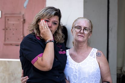Seres queridos lloran la muerte de una mujer y su hijo en Algemesí (Valencia), este miércoles. 