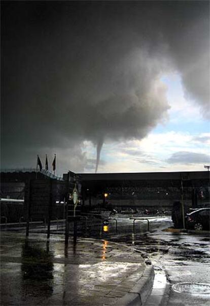 El tornado que barrió ayer el aeropuerto de Barcelona, acompañado por un temporal de viento y lluvia, forzó el cierre del tráfico aéreo, dejó sin servicio las líneas del tren y alteró radicalmente la vida de los usuarios del aeropuerto. Varios vuelos fueron desviados; otros, cancelados. Algunos pasajeros perdieron su conexiones internacionales.