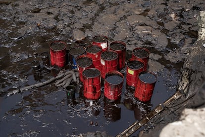 Petróleo retirado de la arena en Playa Cavero, Ventanilla (Callao)