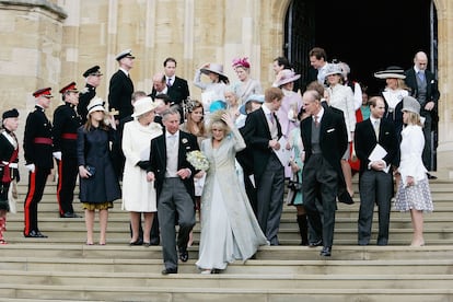 Carlos III y la reina Camila (centro), y la familia real británica, el 9 de abril de 2005, a la salida del servicio religioso de su boda, en el castillo de Windsor.