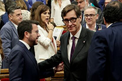 El presidente de la Generalitat, Pere Aragonès, saluda al líder del PSC, Salvador Illa.