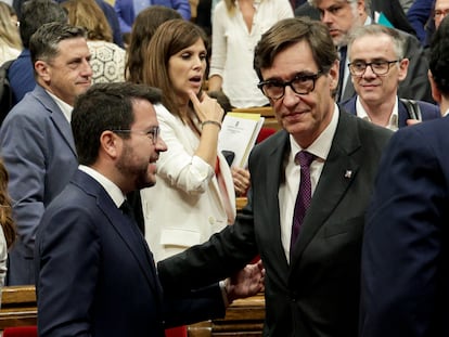 El presidente de la Generalitat, Pere Aragonès, saluda al líder del PSC, Salvador Illa.