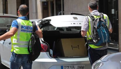 Els Mossos d'Esquadra escorcollen la seu del Consorci de la Mina dilluns.