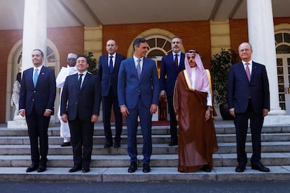 Pedro Sánchez y el ministro José Manuel Albares (a su izquierda, en la imagen), con el primer ministro palestino, Mohamed Mustafa, y representantes del Grupo de Contacto Árabe para Gaza, el pasado miércoles en las escalinatas de La Moncloa.