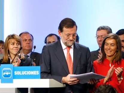 El entonces líder del Partido Popular, Mariano Rajoy, rodeado por miembros del Comité Ejecutivo Nacional, durante la rueda de prensa que ofreció para analizar la situación derivada de la investigación del juez Baltasar Garzón en una supuesta trama de corrupción en empresas vinculadas al PP en las comunidades de Madrid y Valencia en 2009.