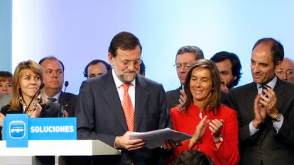 El entonces líder del Partido Popular, Mariano Rajoy, rodeado por miembros del Comité Ejecutivo Nacional, durante la rueda de prensa que ofreció para analizar la situación derivada de la investigación del juez Baltasar Garzón en una supuesta trama de corrupción en empresas vinculadas al PP en las comunidades de Madrid y Valencia en 2009.