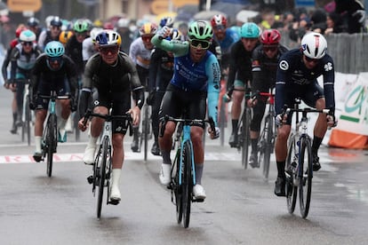 El ciclista italiano Andrea Vendrame (c) gana la tercera etapa en la Tirreno-Adriático.