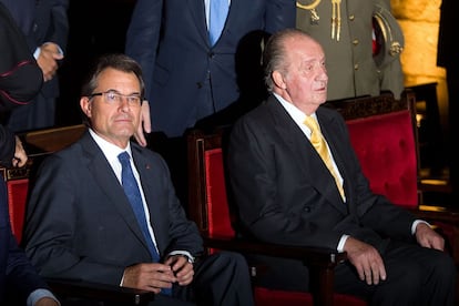 El rey Juan Carlos junto al presidente de la Generalitat de Cataluña, Artur Mas, en el acto de entrega del IV Premio Internacional Conde de Barcelona, en el Real Monasterio de Santa María de Pedralbes (Barcelona). Este encuentro se produjo en medio de la polémica del debate de la autodeterminación catalana, el 25 de septiembre de 2012.