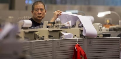 Un agente de bolsa trabaja en una correduría en Hong Kong (China).