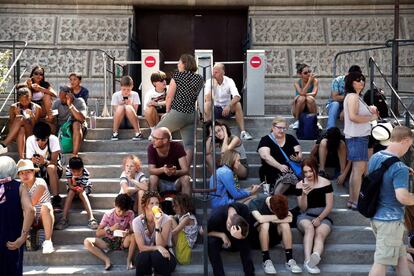 Turistas esperan junto a la entrada cerrada a la Torre Eiffel en París el 2 de agosto de 2018.