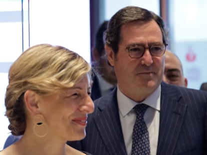 Yolanda Díaz y Antonio Garamendi, en una entrega de premios en Madrid en abril.