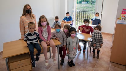 La profesora María Chumillas, con los 10 alumnos del colegio rural Elena Fortún, en Fuentenava de Jábaga.